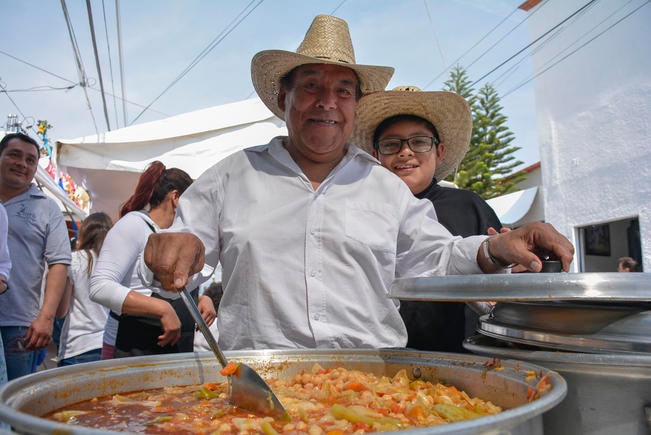 El caldo del buey, platillo que reúne a El Pueblito