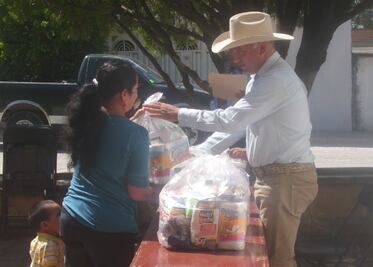 Entregan despensas en Arroyo Seco