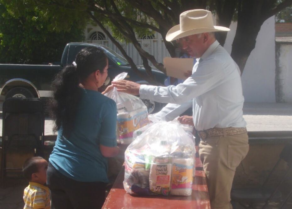 Entregan despensas en Arroyo Seco