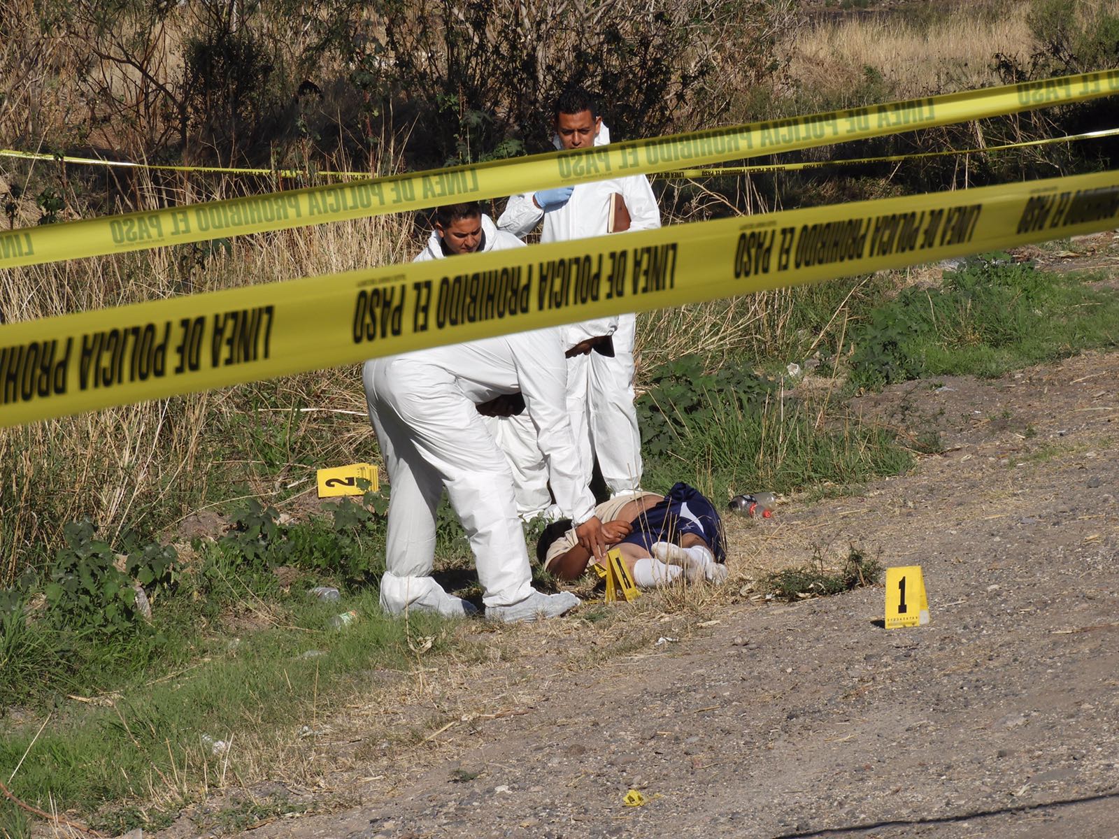Hallan cuerpo tendido junto a carretera