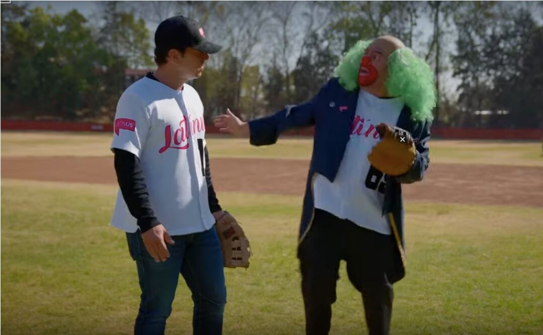 En cancha de beisbol, Loret y Brozo pichan y cachan recuperación de Covid de AMLO