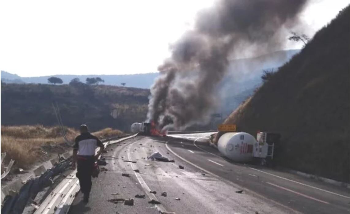 Vuelca pipa cargada con amoniaco en Michoacán