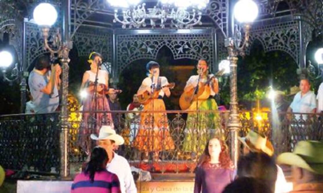 Buscan preservar cultura del huapango en la Sierra