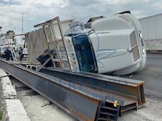 Camión con vigas de acero vuelca en la incorporación de 5 de Febrero hacia la carretera México-Querétaro