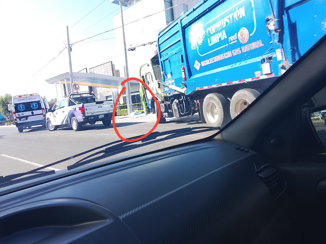 Camión de basura involucrado en siniestro vial con motociclista