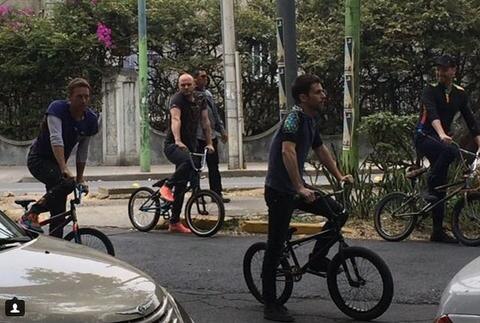 Coldplay canta, pasea y graba video