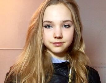 Joven aboga en contra del "alarmismo medioambiental"; la llaman la "anti-Greta Thunberg"