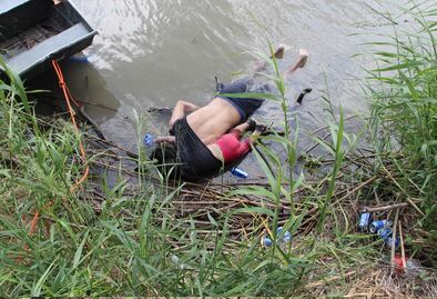 "¿Dónde está mi esposo?", gritaba mujer de migrante ahogado con su bebé en el Río Bravo