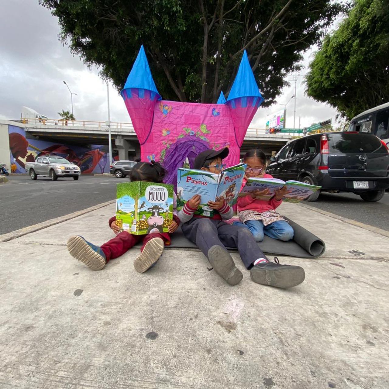 Empresa papelera dona material para continuar clases en los semáforos de Querétaro