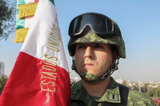 Bandera, símbolo de construcción, señalan 