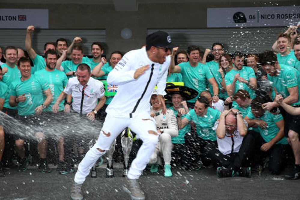 Hamilton se echa a la bolsa a los fans mexicanos