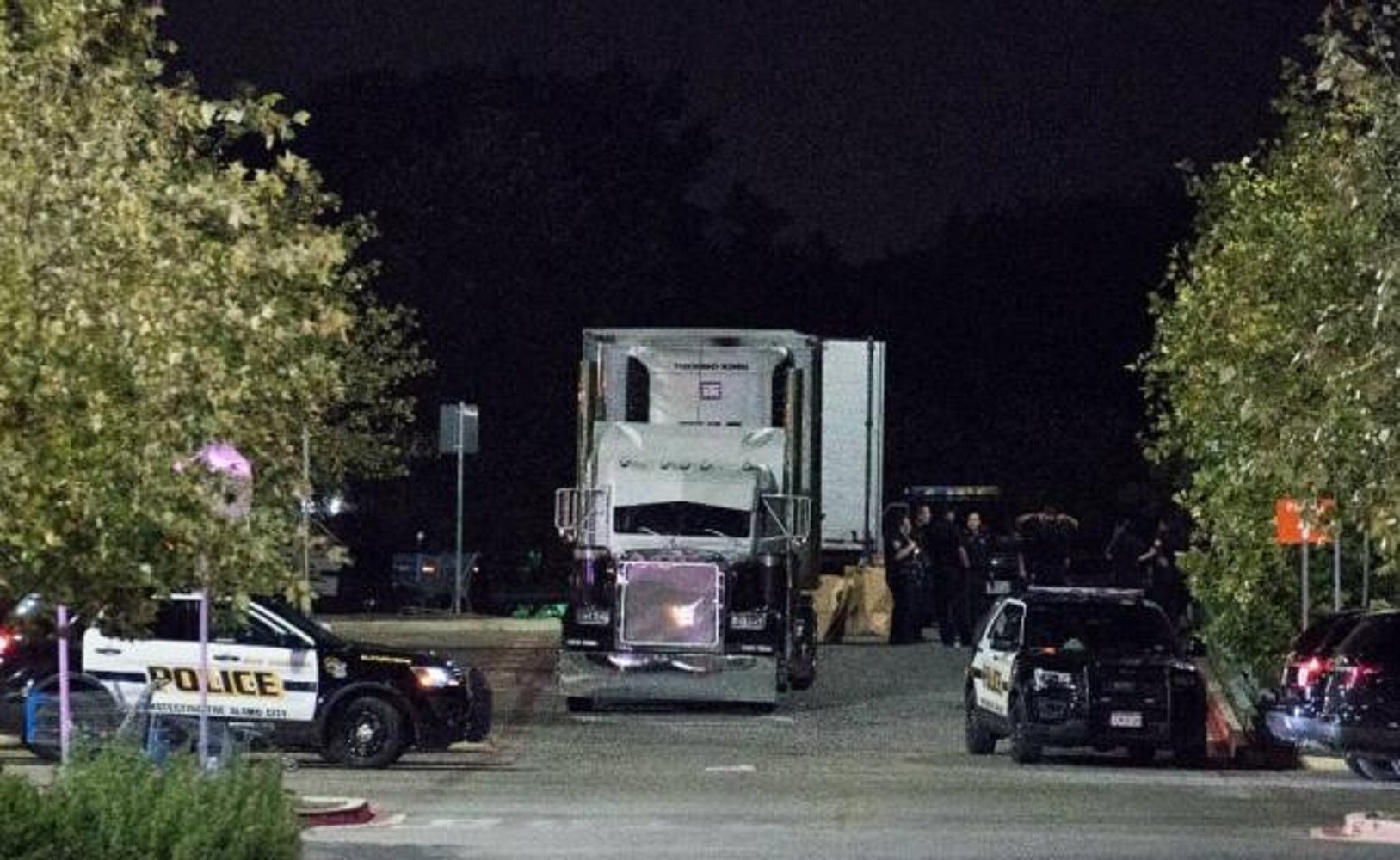 Hallan al menos 40 presuntos migrantes hacinados en camión en Texas; hay 8 muertos