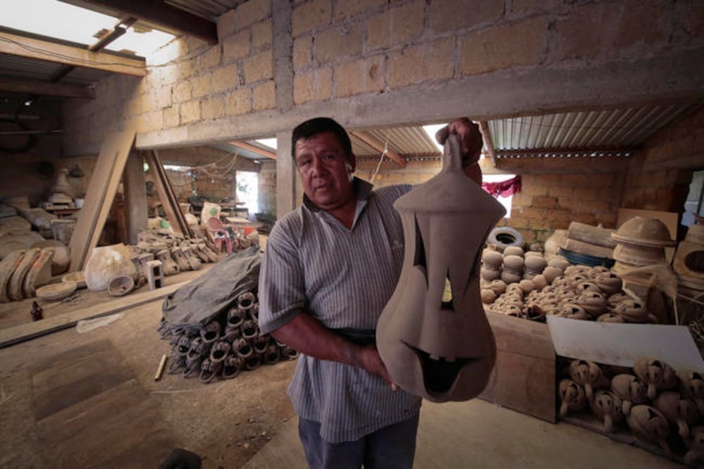  Artesanías Manos que moldean calabazas de barro  
