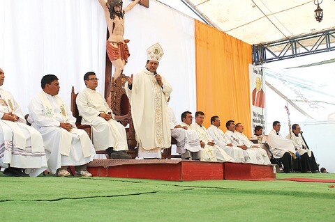 Llama obispo a la reflexión en Navidad