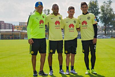 Se comprometen al título