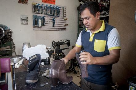 #NuestrasHistorias. Efraín mantiene vivo cada día el oficio de zapatero