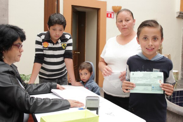 Entregan 2.5 mdp en becas