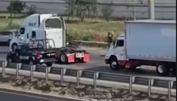 Ciudadanos se suman a persecución y ayudan a policías estatales a detener a dos sujetos en la carretera 57