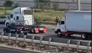 Ciudadanos se suman a persecución y ayudan a policías estatales a detener a dos sujetos en la carretera 57