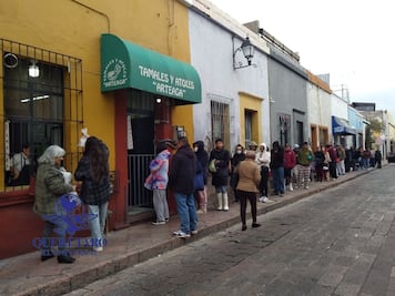 Ni el frío ni las filas inhiben la compra de los tamales en Querétaro