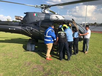 Trasladan en ambulancia aérea a víctima de descarga