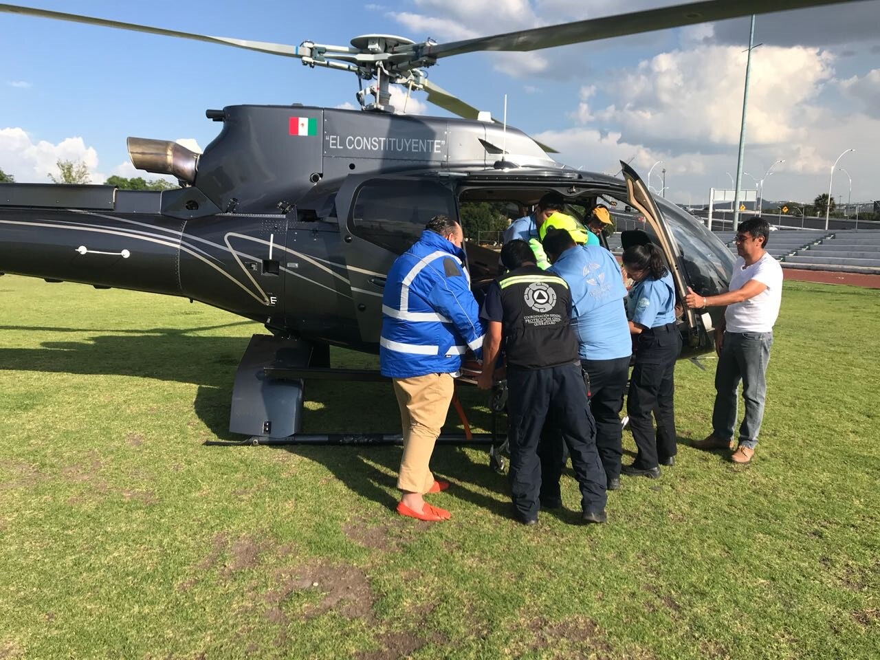 Trasladan en ambulancia aérea a víctima de descarga