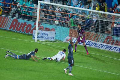 Pachuca logra mínima ventaja