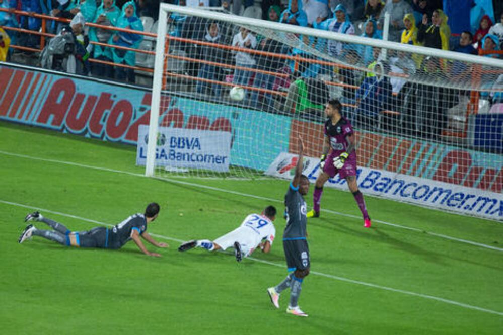 Pachuca logra mínima ventaja