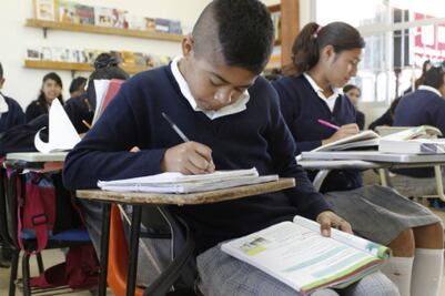 Anuncian adelanto de becas municipales