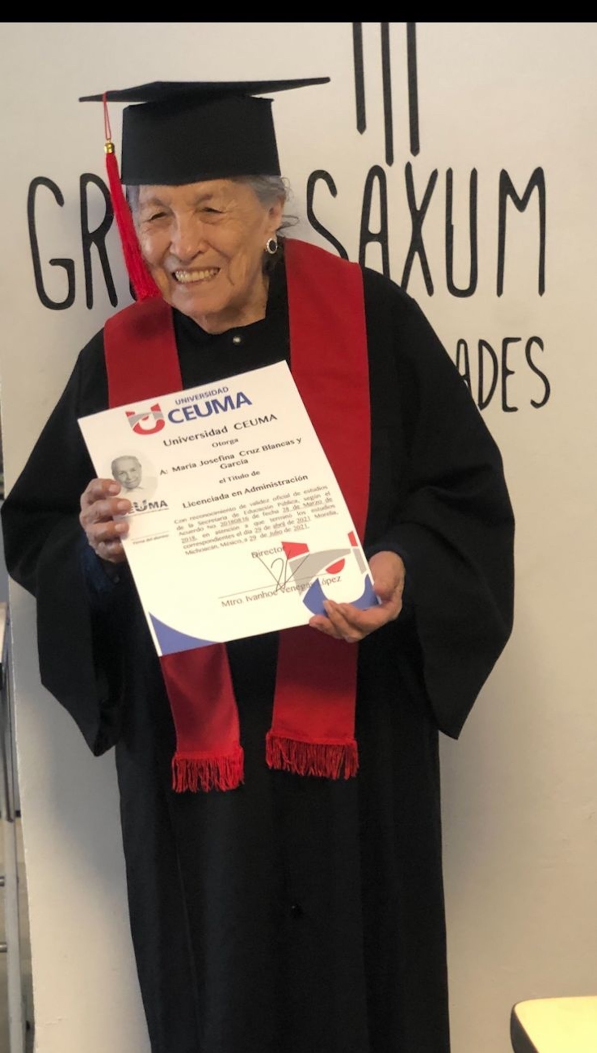 A sus 93 años, Doña Jose se graduó como licenciada en administración de empresas en Querétaro
