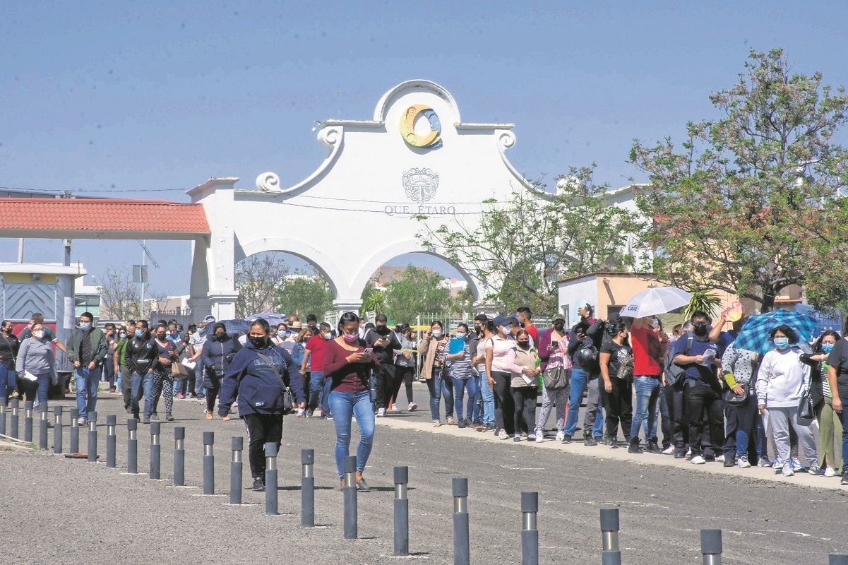 Esperan hasta cuatro horas para recibir el refuerzo antiCovid en Querétaro