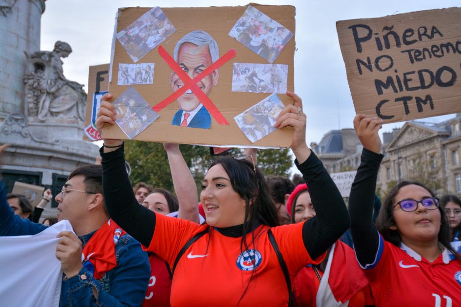 Franceses y latinos protestan contra represión en Chile