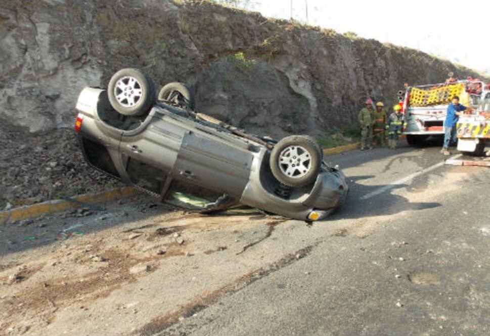 Vuelca camioneta en Bulevar de la Nación
