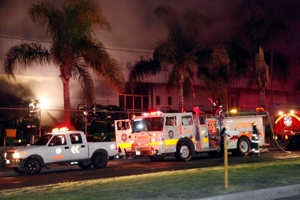 El incendio se registró en una bodega de la empresa fabricante de tractores y maquinaria John Deere, situada en el Parque Industrial Bernardo Quintana. (LUIS RODRÍGUEZ. EL UNIVERSAL)