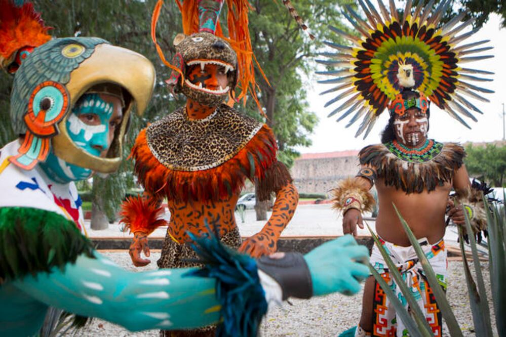 El estado estará presente en otras latitudes, pues se montarán exposiciones fotográficas en las que se exhibirán los principales atractivos de la entidad, como trajes típicos y bailes del grupo Aztlán. (FOTO: DEMIAN CHÁVEZ. EL UNIVERSAL)