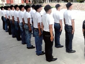 Enrolarán a policías; prevén pagarles más