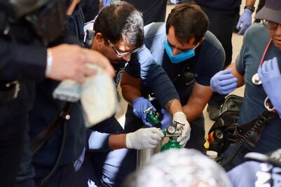 Policías y paramédicos salvan la vida de un hombre en el Mercado de las Flores tras sufrir paro cardiorrespiratorio