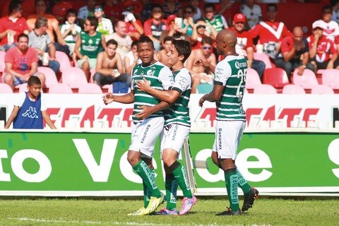 Con poco, Santos le pega al Tiburón