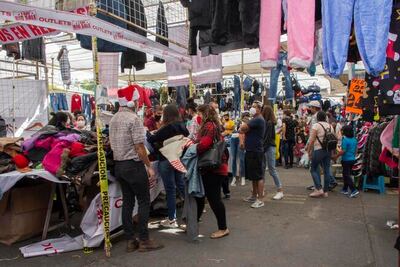 Abarrotan tianguis pese a contagios
