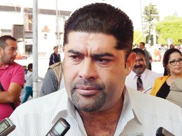 Arremete contra gabinete de Pineda