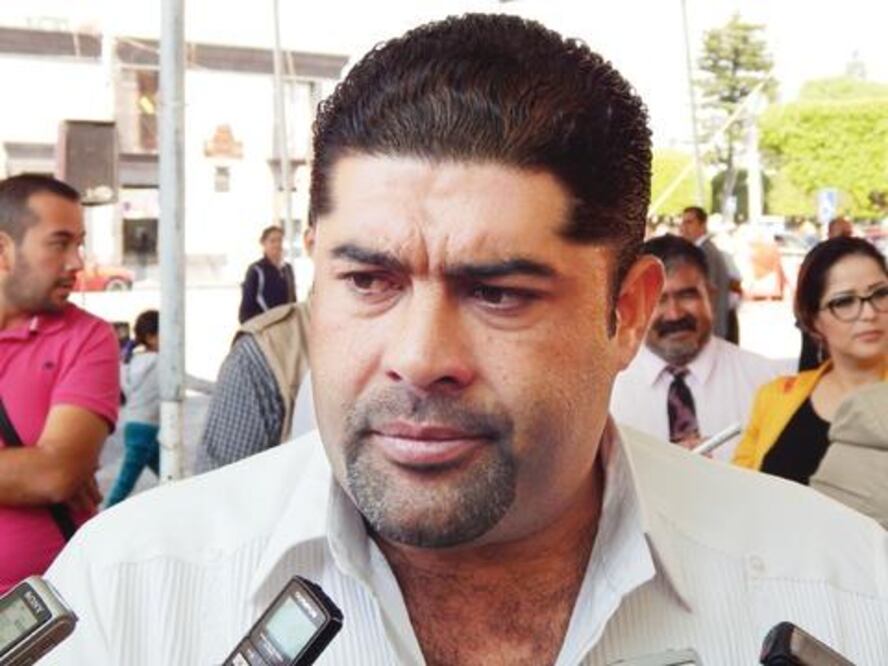 Arremete contra gabinete de Pineda