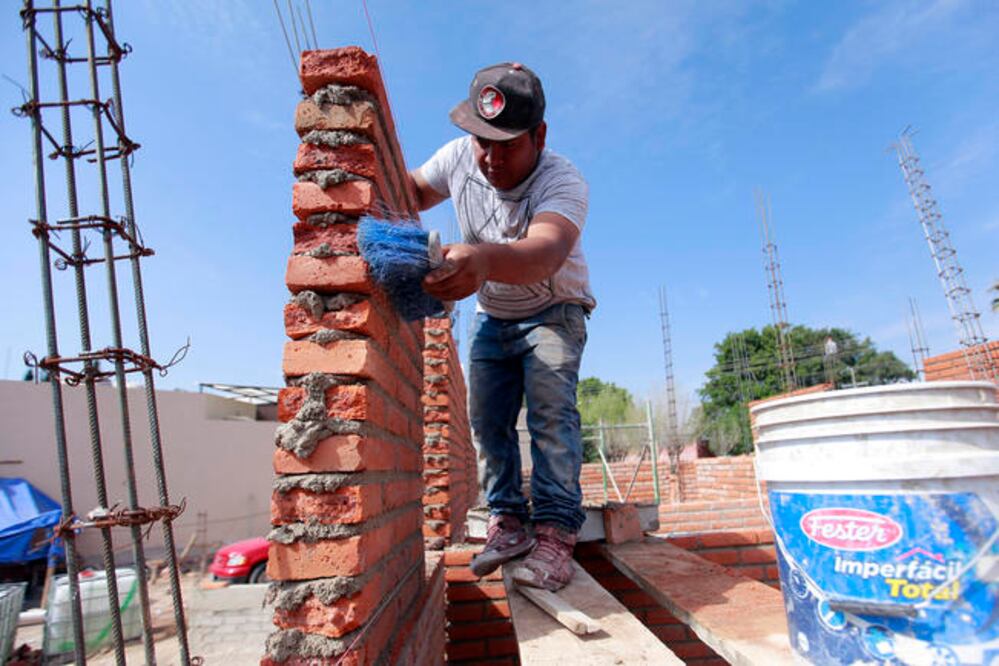 A pesar de su experiencia, Lázaro no es egoista, comparte su conocimiento con sus colaboradores para que puedan aprender de él. Foto: CÉSAR GÓMEZ