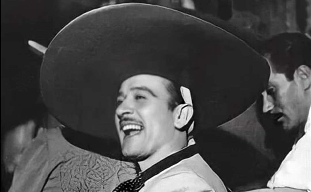 Pedro Infante nació el 18 de noviembre de 1917 y murió el 15 de abril de 1957; fue un actor y cantante mexicano. Su carrera, que abarcó tanto el cine como la música, lo consolidó como una figura clave de la Época de Oro del Cine Mexicano.