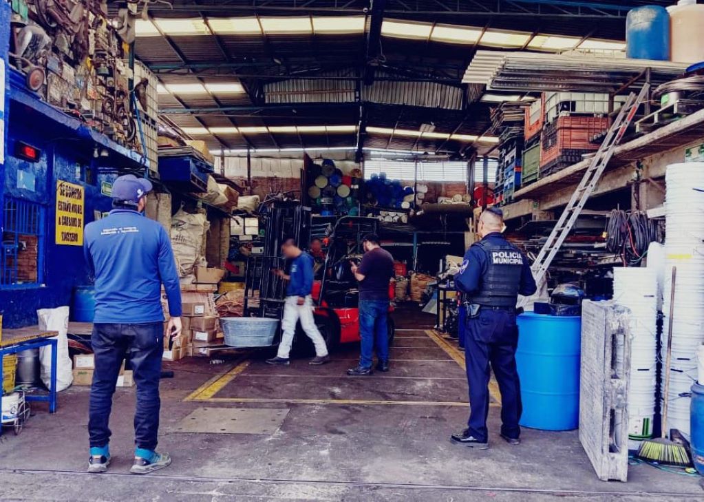 Centro de acopio en Lomas de Casa Blanca no contaba con las medidas de seguridad requeridas, obstruía la vía pública e incumplía con la licencia de funcionamiento. Foto: Especial