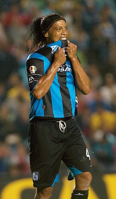 Decepcionan en Gallos con ‘Dinho’