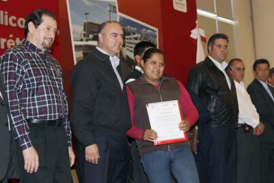 Calzada entrega concesiones  de taxi y transporte  mixto