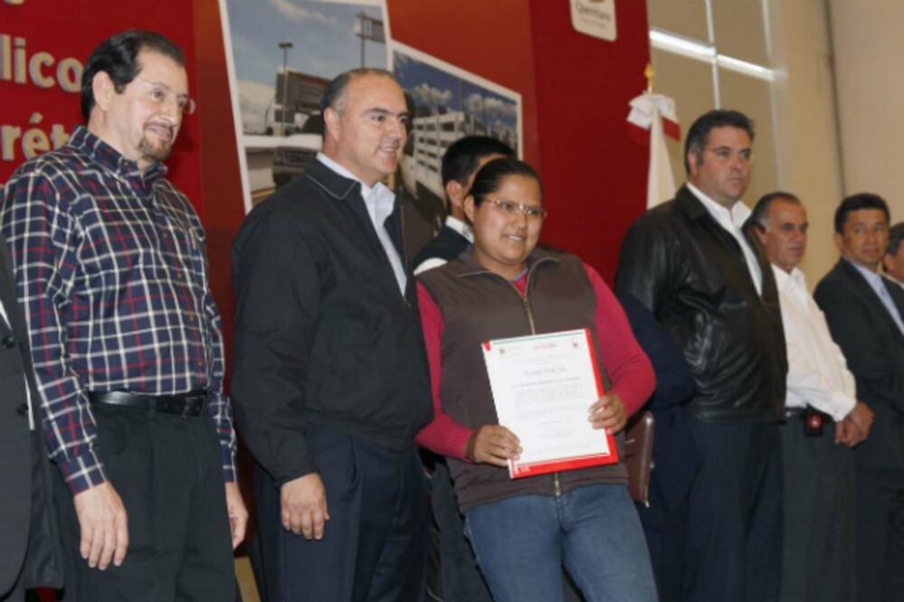 Calzada entrega concesiones de taxi y transporte mixto