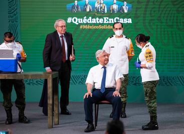 AMLO recibe vacuna de AztraZeneca contra el Covid-19 