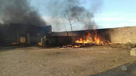 Arde bodega con diésel y vehículos