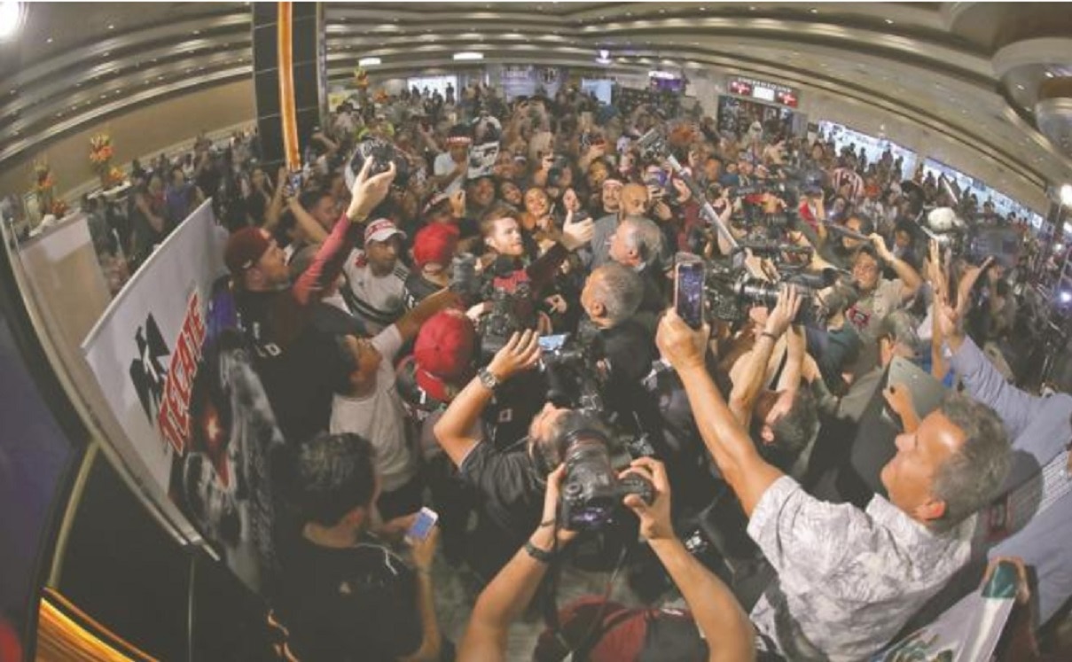 El pugilista mexicano se tiene confianza. Foto: Golden boy promotions.